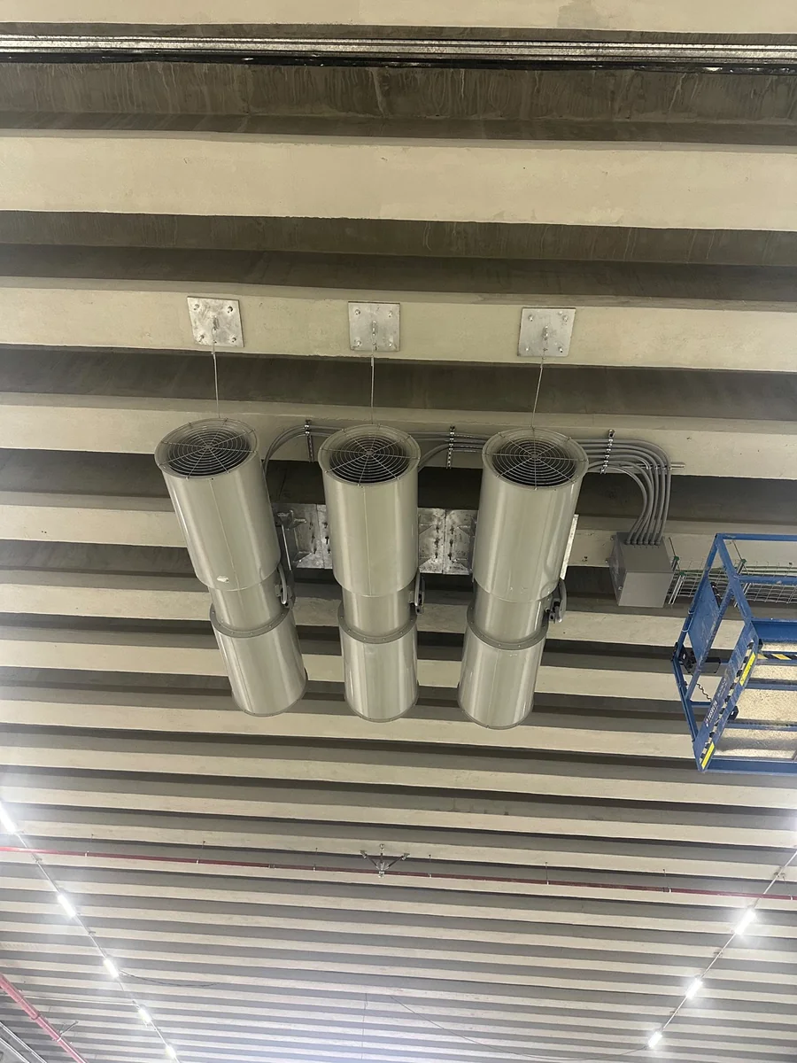 Ventiladores instalados en la estructura del túnel