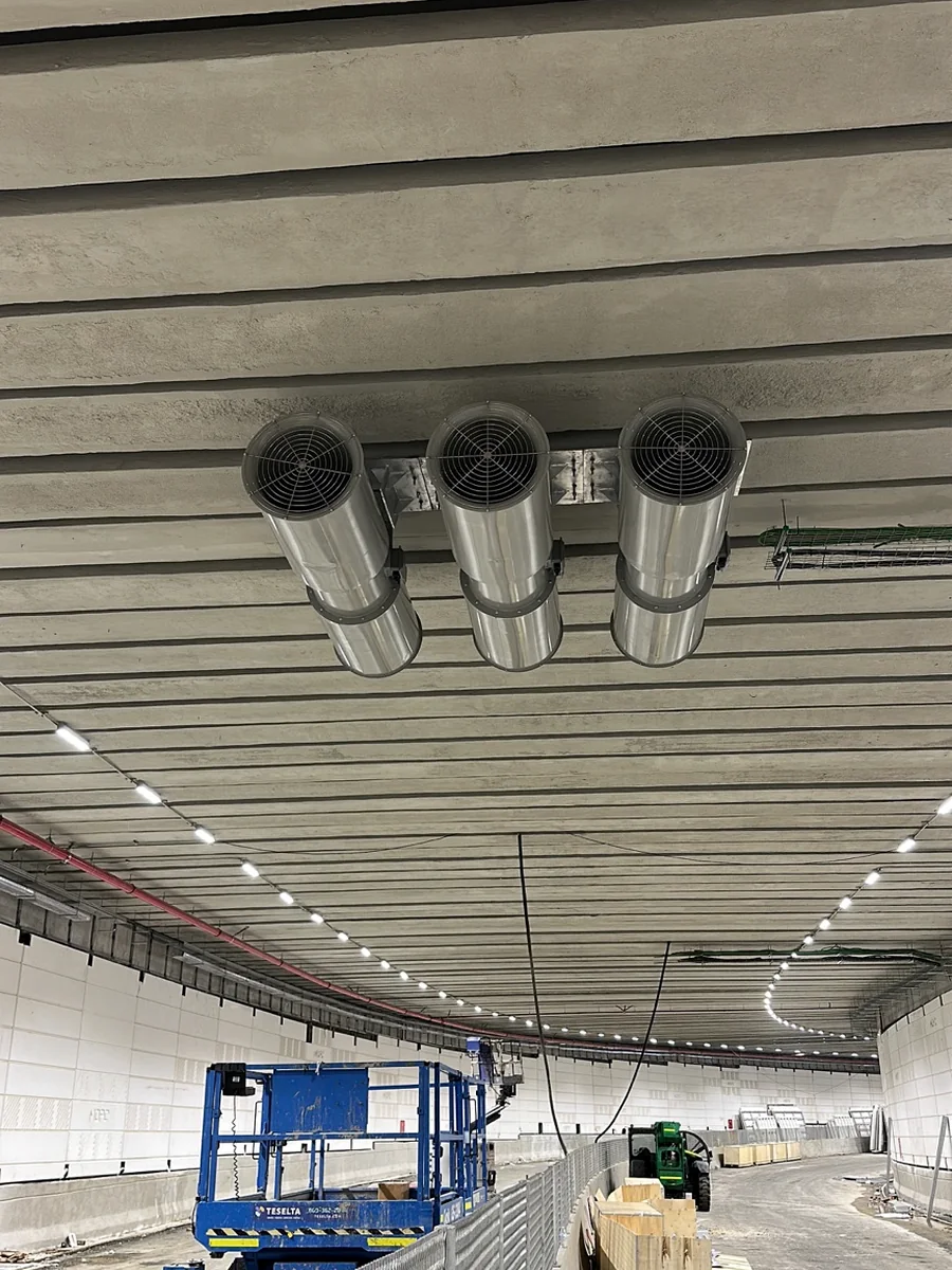 Instalación del sistema de ventilación dentro del túnel
